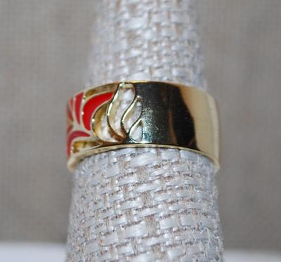Size 7 Very Colorful Enamel Style Ring on a Gold Tone Band (5.5g)
