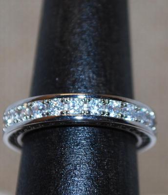 Size 6 Silver Tone Bordered Sides Eternity Style Ring (4.1g)