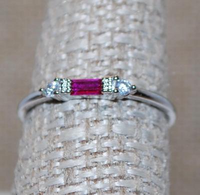 Size 7¼ Simple Red/Pink Rectangle Stone Ring on a Silver Tone Band (1.1g)