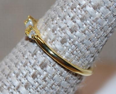 Size 7 Clear Rectangle Stone Ring with Side Gold Accents on a Gold Tone Band (1.3g)
