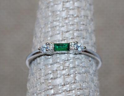 Size 7 Classic Simple Green Rectangle Stone Ring with Side Silver Tone Accents on a Silver Tone Band (1.2g)