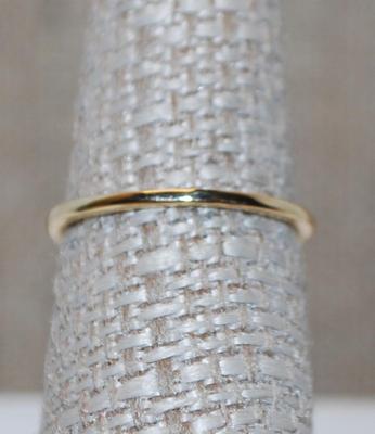 Size 6¾ Small Diamond Shaped Stone Ring on a Gold Tone Band (1.6g)