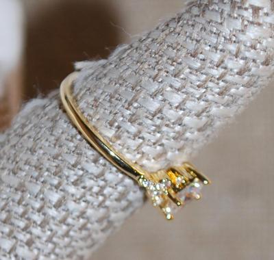 Size 6¾ Small Diamond Shaped Stone Ring on a Gold Tone Band (1.6g)