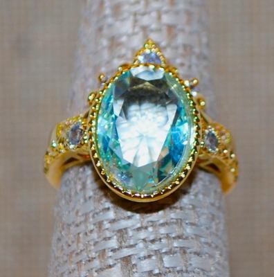 Size 7 Light Blue Oval Stone in a 2 Ring Set in Gold Tone (6.2g)