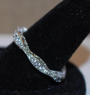 Size 7½ Eternity Style Ring on a Wavy Silver Tone Band (2.1g)