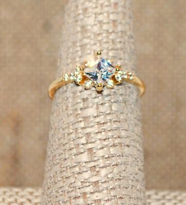 Size 6¾ Small Diamond Shaped Stone Ring on a Gold Tone Band (1.6g)