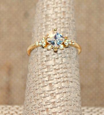 Size 6¾ Small Diamond Shaped Stone Ring on a Gold Tone Band (1.6g)