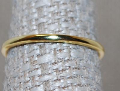 Size 7 Clear Rectangle Stone Ring with Side Gold Accents on a Gold Tone Band (1.3g)