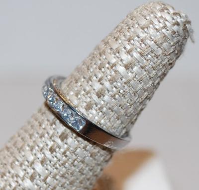 Size 7¼ Half-Eternity Clear-Stones Ring on a Silver Tone Band (3.0g)