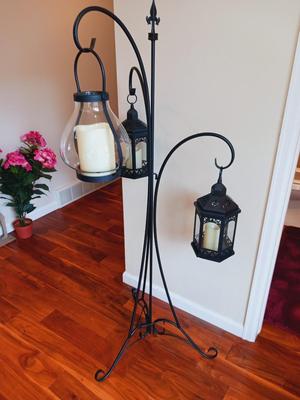 TRIPLE HOOK STAND WITH 3 CANDLE LANTERNS