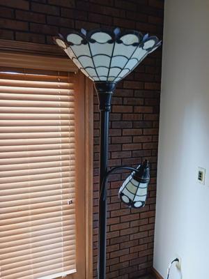 BEAUTIFUL DOUBLE LIGHT FLOOR LAMP WITH GLASS SHADES
