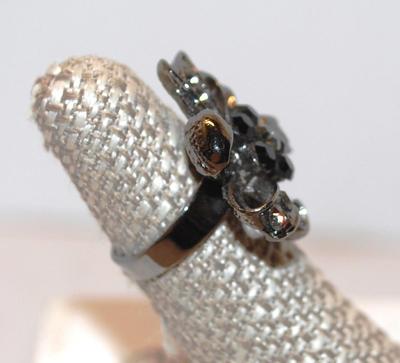 Size 7 Bowtie Split-Band Ring with Centered 5 Black Stones and Clear Stones Surround (9.4g)