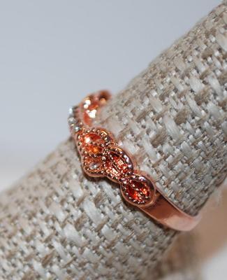 Size 9 Clear Stone Bridge Style Ring with Pink/Orange Side Stones (2.5g)