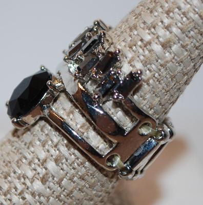 Size 9 "Crown" Style Ring with Black Oval Main Stone on Expandable Silver Tone Band (8.6g)