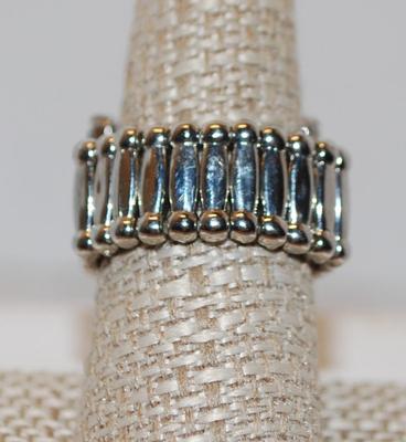 Size 9 "Crown" Style Ring with Black Oval Main Stone on Expandable Silver Tone Band (8.6g)