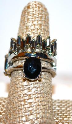 Size 9 "Crown" Style Ring with Black Oval Main Stone on Expandable Silver Tone Band (8.6g)