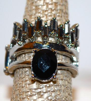 Size 9 "Crown" Style Ring with Black Oval Main Stone on Expandable Silver Tone Band (8.6g)