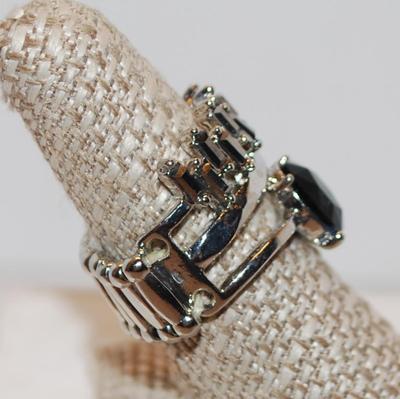 Size 9 "Crown" Style Ring with Black Oval Main Stone on Expandable Silver Tone Band (8.6g)