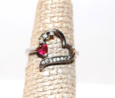 Size 6½ Red Heart Shaped Stone Ring with 11 Accents Stones on a Slurry Shaped Band (2.6g)