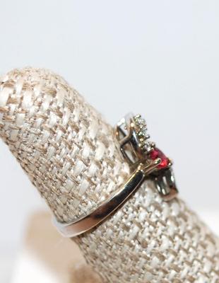 Size 6½ Red Heart Shaped Stone Ring with 11 Accents Stones on a Slurry Shaped Band (2.6g)