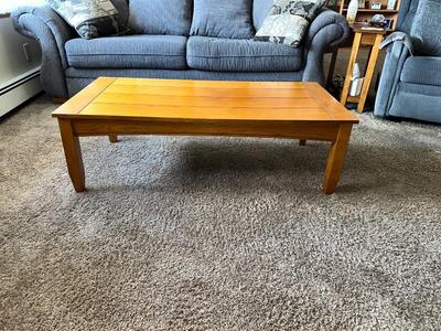 COFFEE TABLE AND LAMP