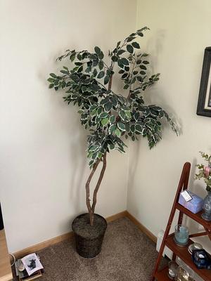 FAUX POTTED GREEN LEAF TREE