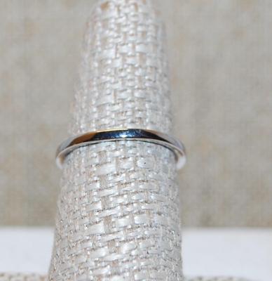 Size 7¼ Cluster Stones on a Rectangular Basket Style Ring on a Silver Tone Band (3.5g)