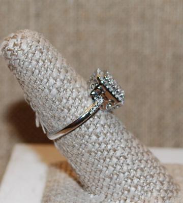 Size 7¼ Cluster Stones on a Rectangular Basket Style Ring on a Silver Tone Band (3.5g)