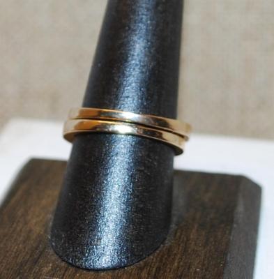 Size 8+8¼ 2 Gold Tone Ring Set with Round Single Stone & Accents on Both Rings--Stackable or Individual (5.2g)