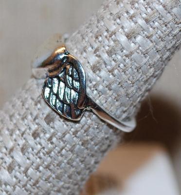 Size 7 All Silver Tone "Flying Heart" Ring (2.8g)