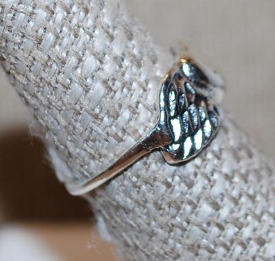 Size 7 All Silver Tone "Flying Heart" Ring (2.8g)
