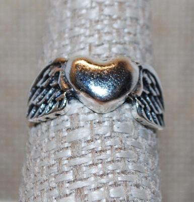 Size 7 All Silver Tone "Flying Heart" Ring (2.8g)