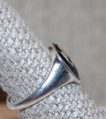 Size 8½ All Silver Tone "Black Heart" Ring (4.8g)