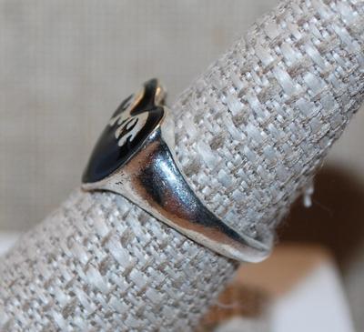 Size 8½ All Silver Tone "Black Heart" Ring (4.8g)