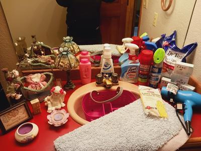 CLEANING SUPPLIES, TOILETRIES AND DECOR