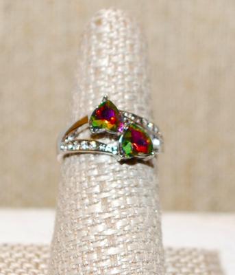 Size 7¾ Tiered Rainbow Topaz Iridescent Heart Shaped Stones Ring with Accents on a Silver Tone Band (3.1g)