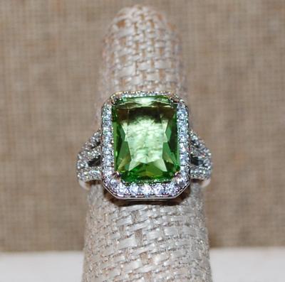 Size 7½ Mint Green Rectangle Cut Stone Ring with Clear Accents on a Silver Tone Band (6.7g)