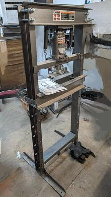Central Machinery 20 Ton Shop Press w/ Bed Plates
