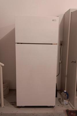WHITE WESTINGHOUSE FROST FREE GARAGE REFRIGERATOR