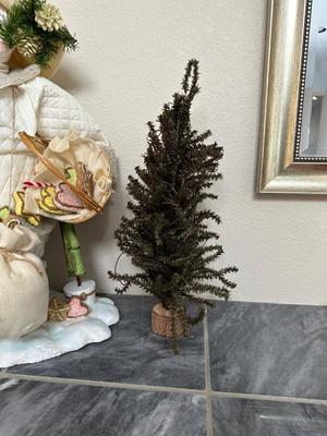 FROSTY THE SNOWMAN AND HOLIDAY TREE DECOR