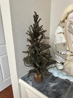 FROSTY THE SNOWMAN AND HOLIDAY TREE DECOR