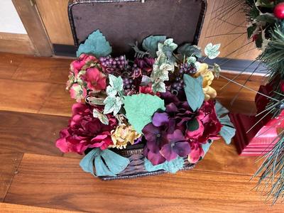 CHRISTMAS FLORAL DECORATIONS