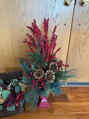 CHRISTMAS FLORAL DECORATIONS
