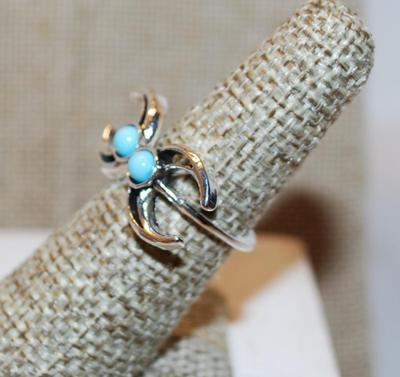 Size 6 Double Horseshoes and Turquoise Stones Ring on a Silver Tone Band (1.7g)