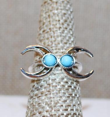 Size 6 Double Horseshoes and Turquoise Stones Ring on a Silver Tone Band (1.7g)