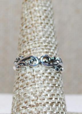 Size 6¼ Dainty Silver Tone Swirls Ring on a Silver Tone Band (0.4g)
