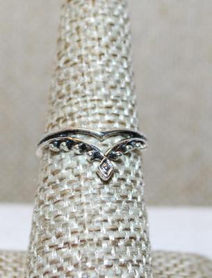 Size 6¼ Small Silver Tone Crown Style Ring on a Silver Tone Band (1.2g)