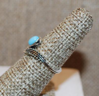 Size 6¼ Single Turquoise Style Stone Ring on a Silver Tone Knurled Band (1.5g)