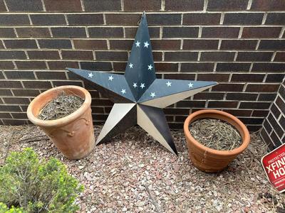 PATRIOTIC METAL WALL STAR AND 2 TERRACOTTA PLANTERS