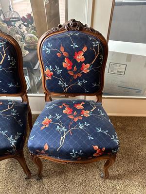 4 VINTAGE CHAIRS IN CARVED WOOD AND CASTERS ON THE FRONT LEGS